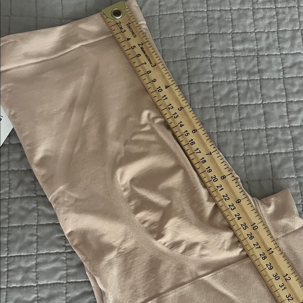 SPANX Mide-thigh short - Picture 6 of 9